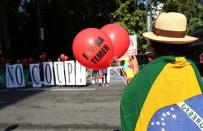 Supporters of suspended Brazilian President Dilma Rousseff protest against the government of interim President Michel Temer before the relay of the Olympic flame at Paulista Avenue in Sao Paulo's financial center, Brazil, July 24, 2016. REUTERS/Rodrigo Paiva