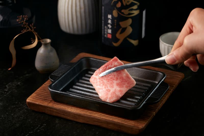 ▲中秋烤肉前哨戰！「開丼」才剛聯名日本「京昌園」打造正宗「日式燒肉組合」，早鳥預購熱烈；再祭出日本A5和牛「獨享燒肉套餐」今開賣，9/11前憑學生證加購「雪脂和牛肩小排」只要99元。（圖／開丼提供）