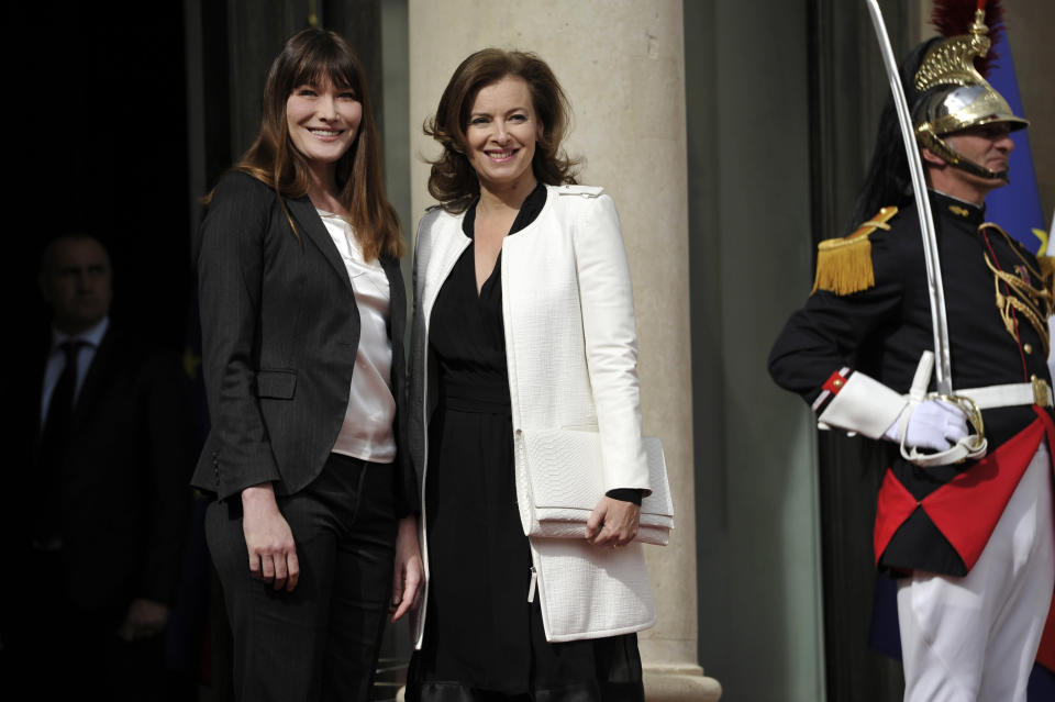 Carla Bruni-Sarkozy et Valérie Trierweiler saluent la presse sur le parvis de l'Elysée. AFP