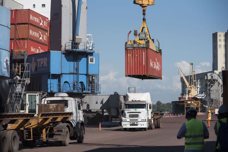 Terminal Puerto Rosario, desde donde saldran en el dia de hoy el primer cargamento de limones hacia EEUU. 
Contenedores. (para archivo)
19-04-18
Foto: Marcelo Manera