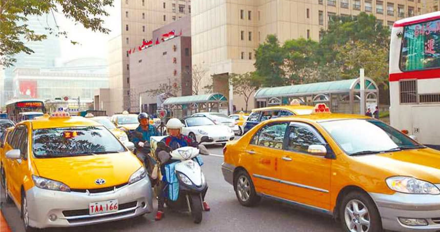 北市交通局去年推出免費叫車平台「愛叫車APP」，但媒合數量差，北市宣告平台失敗。（圖／本報資料照）