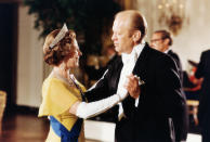 La monarca británica protagonizó una de las imágenes más famosas de su vida durante una cena de gala en la Casa Blanca organizada con motivo de su visita oficial a Estados Unidos en 1976. Isabel II compartió un baile junto al entonces presidente Gerald Ford. (Foto: Corbis / Getty Images).