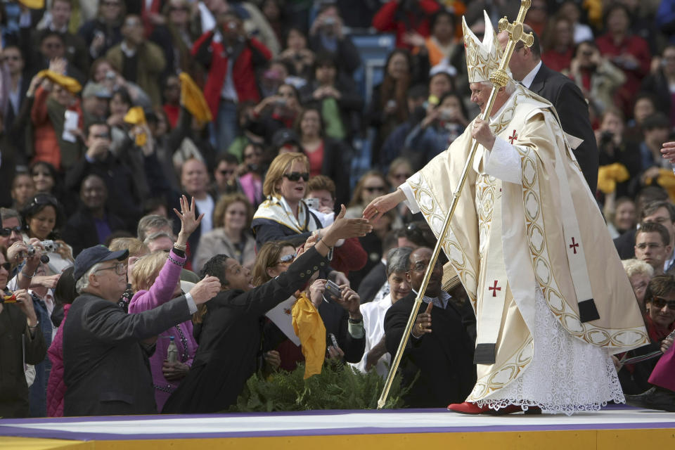 El papa Benedicto XVI saluda a personas mientras celebra misa en el Yankee Stadium en Nueva York, el domingo 20 de abril de 2008. (AP Foto/Chang W. Lee, Pool, Archivo)