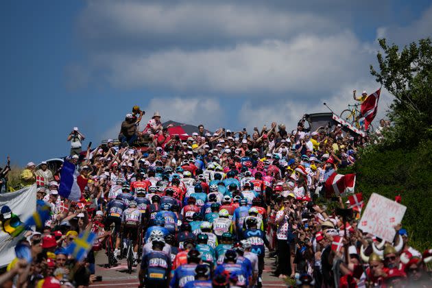 Le public était si présent sur les bords de route de cette deuxième étape du Tour de France que les spectateurs et le peloton se confondaient parfois. (Photo: via Associated Press)