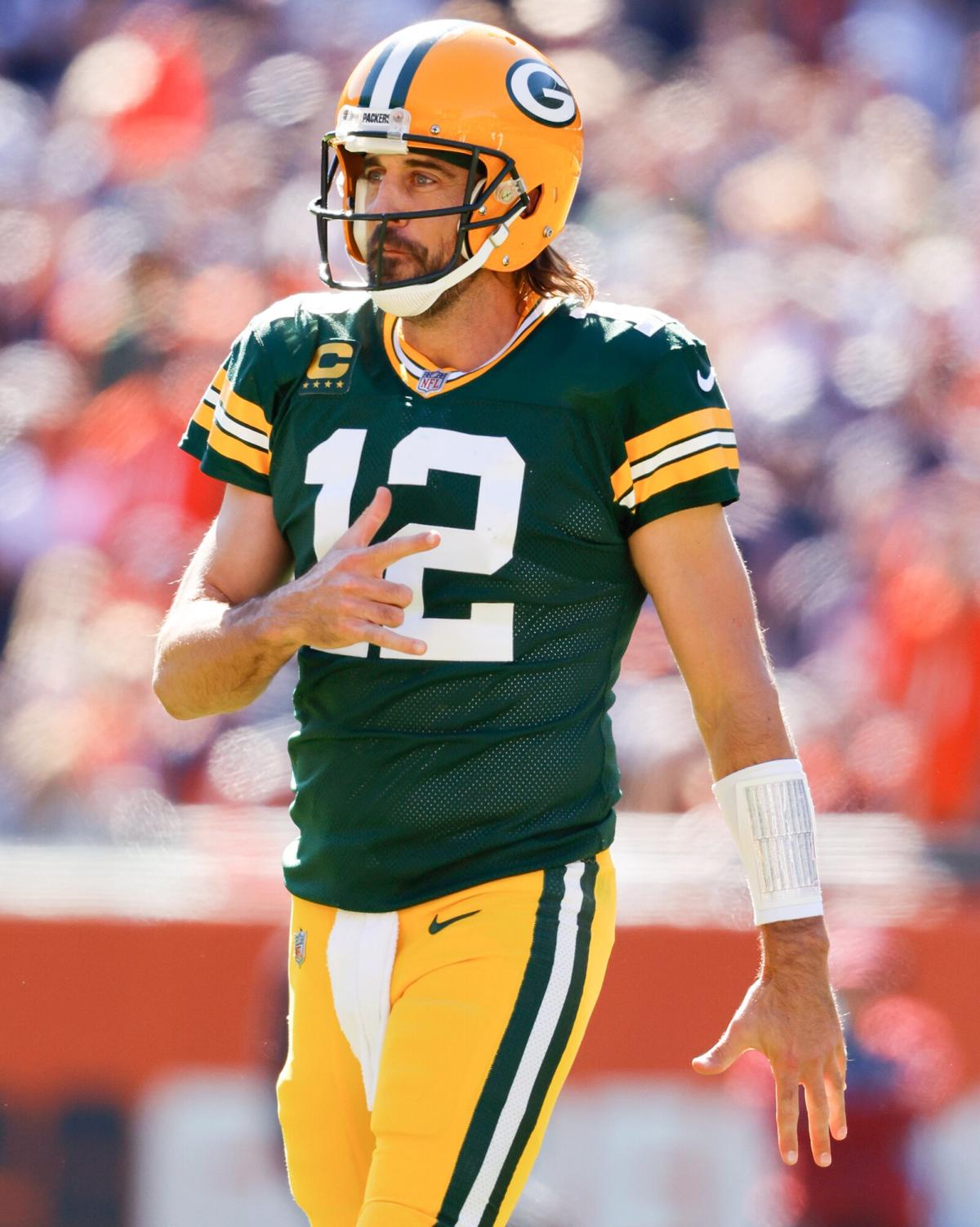 Watch Aaron Rodgers yell 'I still own you' at Bears fans after