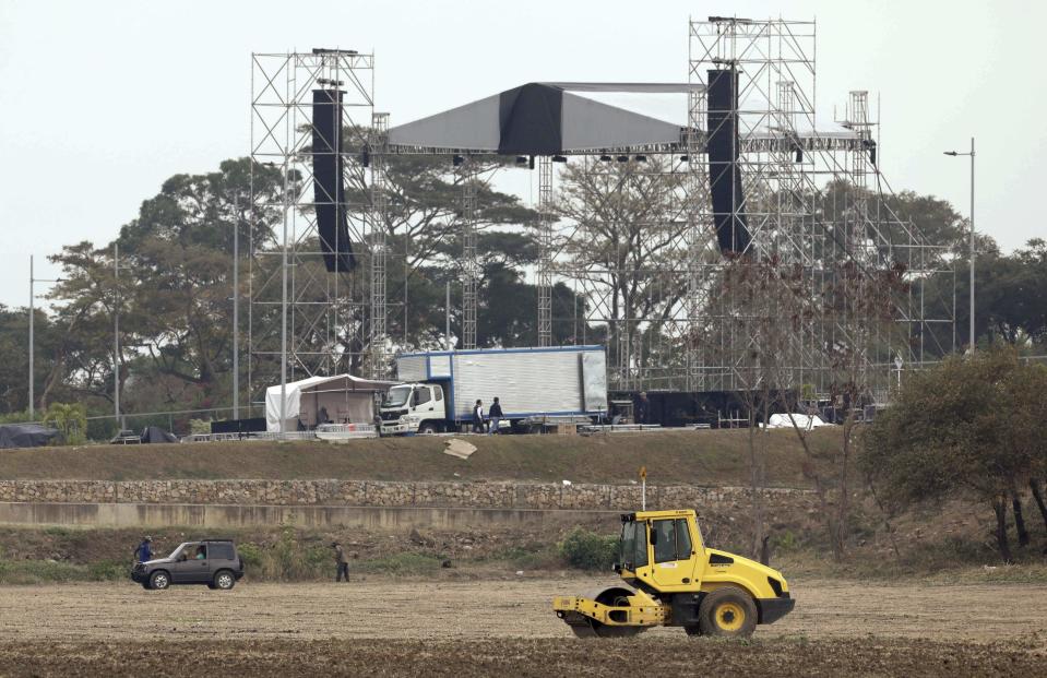 Los trabajadores preparan el área para el próximo concierto "Venezuela Aid Live" en el Puente Internacional Las Tienditas en las afueras de Cúcuta, Colombia, en la frontera con Venezuela, el miércoles 20 de febrero de 2019. El multimillonario Richard Branson está organizando el concierto con el cantante Manu Chao, Mana, Alejandro Sanz y Juan Luis Guerra, entre otros. (AP Foto / Fernando Vergara)