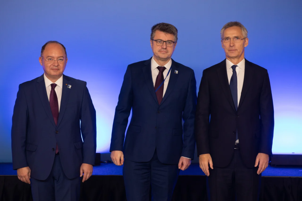 Estonian Foreign Minister Urmas Reinsalu (center) together with NATO Secretary General Jens Stoltenberg (right) <span class="copyright">NATO</span>