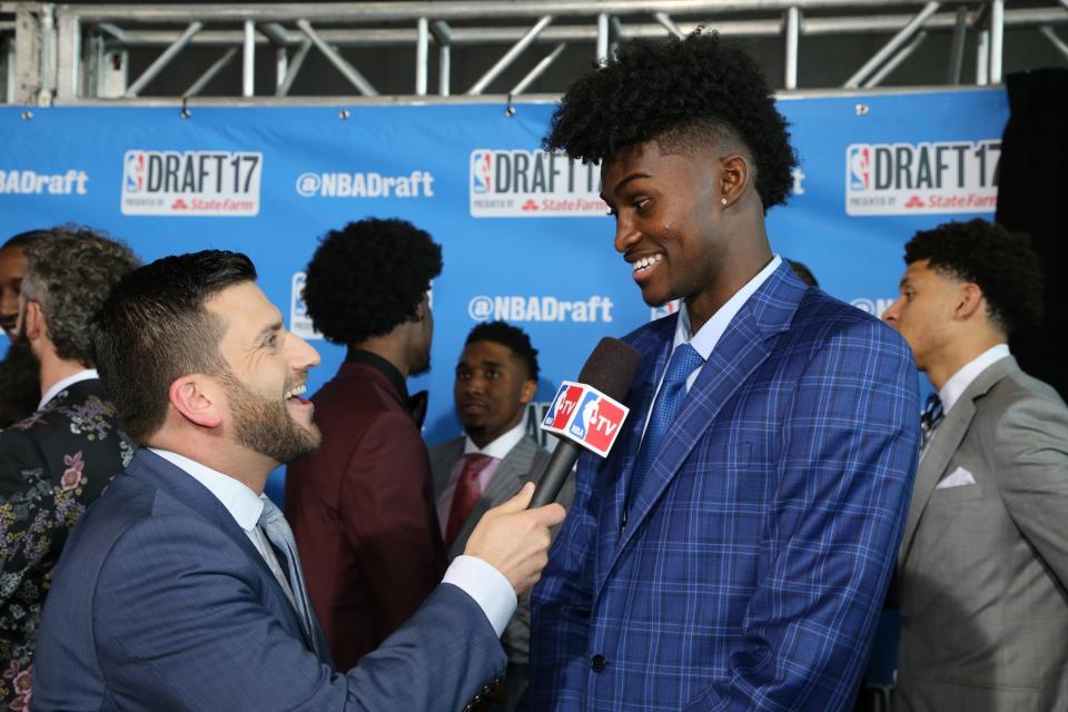 <p>Jonathan Isaac talks with the media on the red carpet prior to the 2017 NBA Draft on June 22, 2017 at Barclays Center in Brooklyn, New York. </p>