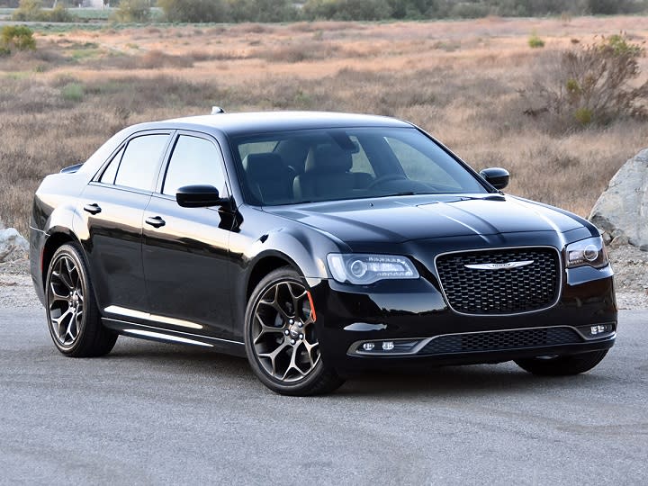 2016 Chrysler 300S Alloy Edition front quarter right photo