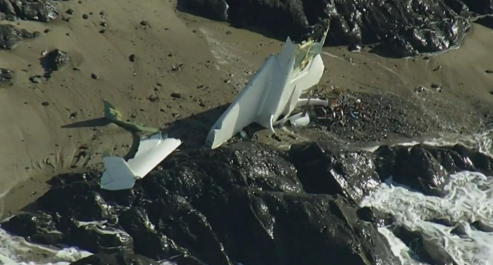 L'aereo bianco si spezzò a metà sulle rocce costiere di San Francisco.