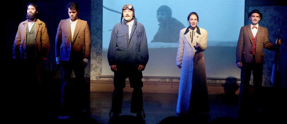 Créé au Festival d'Avignon, Le Roi des pâquerettes restitue un épisode marquant de l'histoire de l'aviation.
