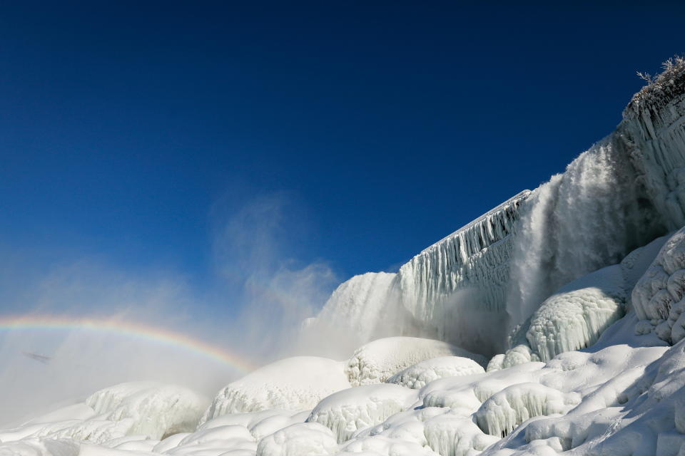 尼加拉瓜大瀑布位於美國紐約州一側，受低溫侵襲，部分地區結冰，連彩虹也現身了。圖片來源：Reuters。