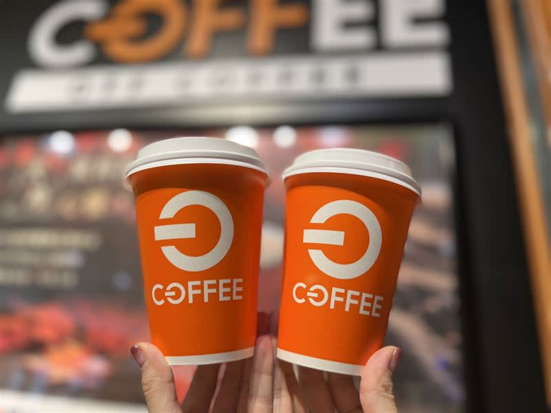 全聯OFF COFFEE現煮咖啡，2023/12/29-2024/1/1推出熱美式、熱拿鐵買一送一。（圖／品牌業者提供）