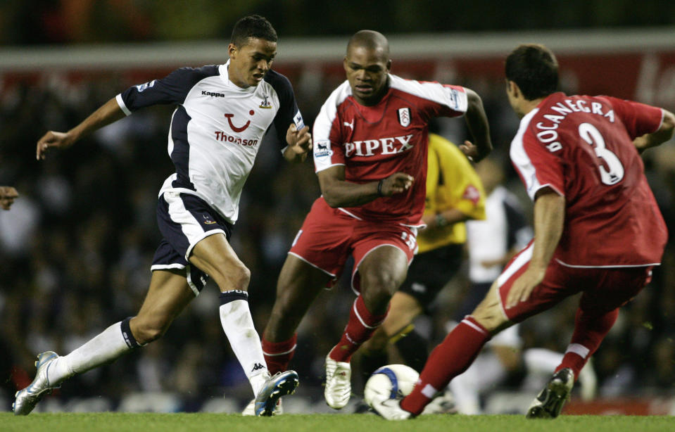 London, UNITED KINGDOM: Tottenham's Jermaine Jenas makes a drive for the Fulham goal as he is marked by Fulham's Collins John (L) and Carlos Bocanegra during their Premiership match at home to Tottenham at White Hart Lane football grounds, London, 26 September 2005. AFP PHOTO/CARL DE SOUZA Mobile and website use of domestic English Football pictures subject to description of licence with Football Association Premier League (FAPL). For Licence enquiries please telephone +44 207 298 1656. For newspapers where the football content of the printed version and electronic version are identical no licence is needed. (Photo credit should read CARL DE SOUZA/AFP via Getty Images)