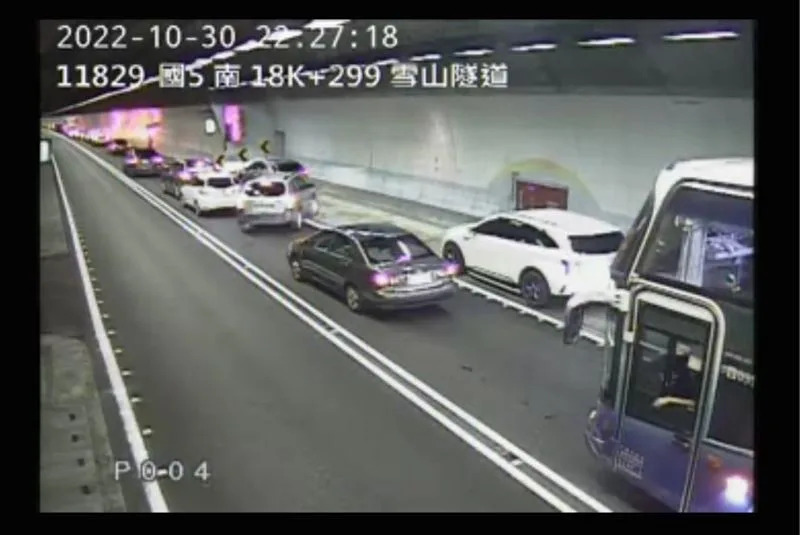 隧道內突然1輛轎車起火。（圖／翻攝畫面）