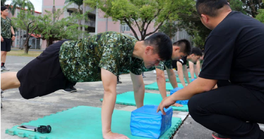 國軍體能鑑測意外！一名台南財務組中校跳繩突昏倒，搶救五天後仍不治。圖為國軍體能測驗示意照片，非當事人。（圖／中時資料庫）