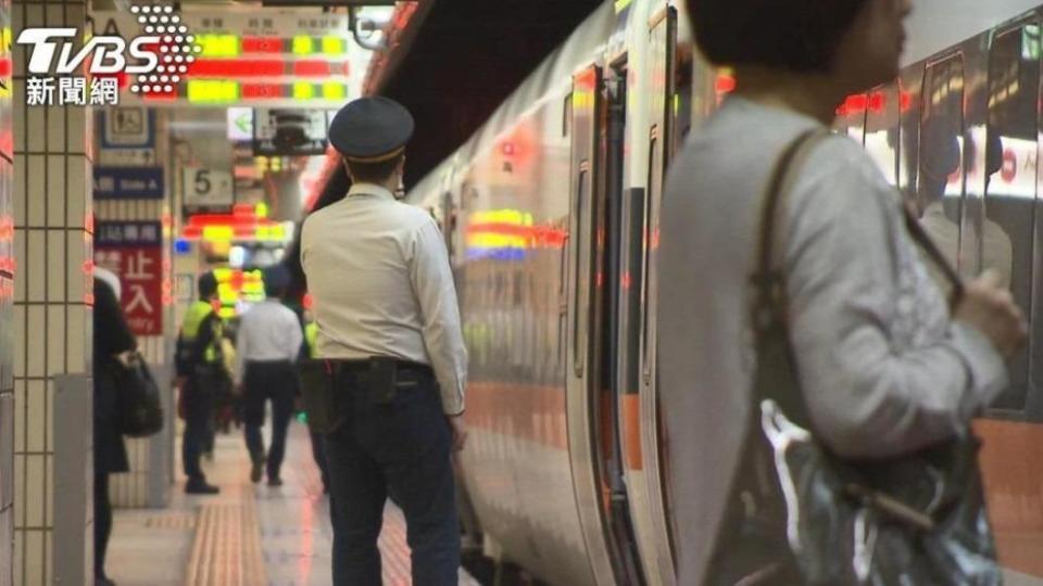 台鐵台中區間車驚傳民眾闖入軌道事件。（圖／TVBS資料畫面）