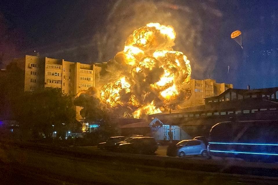 Fireball after the fighter jet crashed into the apartment block (Kooperativ Telegram Channel)