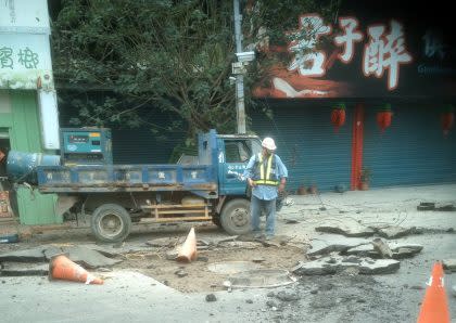 雲林虎尾今天發生一起下水道涵洞氣爆意外。(中央社／雲林縣政府提供)