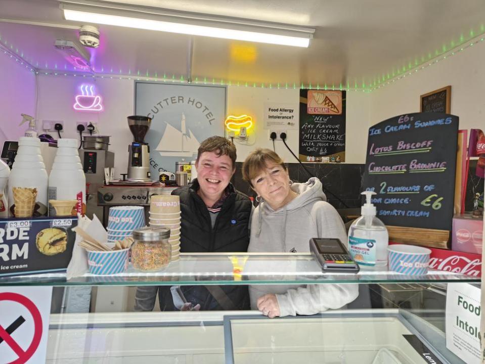 Dorset Echo: Cutter Hotel Ice Cream Parlour, Mel Westward and manager Gill Edwards
