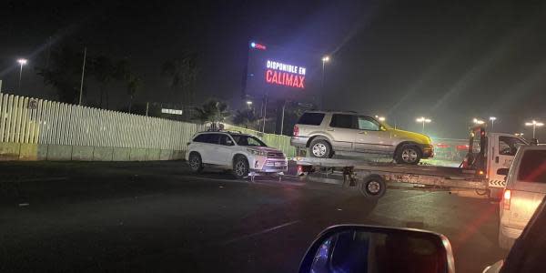 Se estacionaron en la garita de Otay y amanecen sin autos;  grúa se los lleva