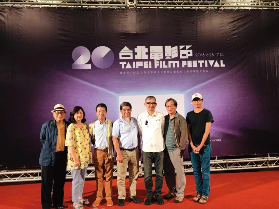 黃建業（左一）與導演陳國富（右三）、作家小野（右二）等出席台北電影節。（黃建業提供）
