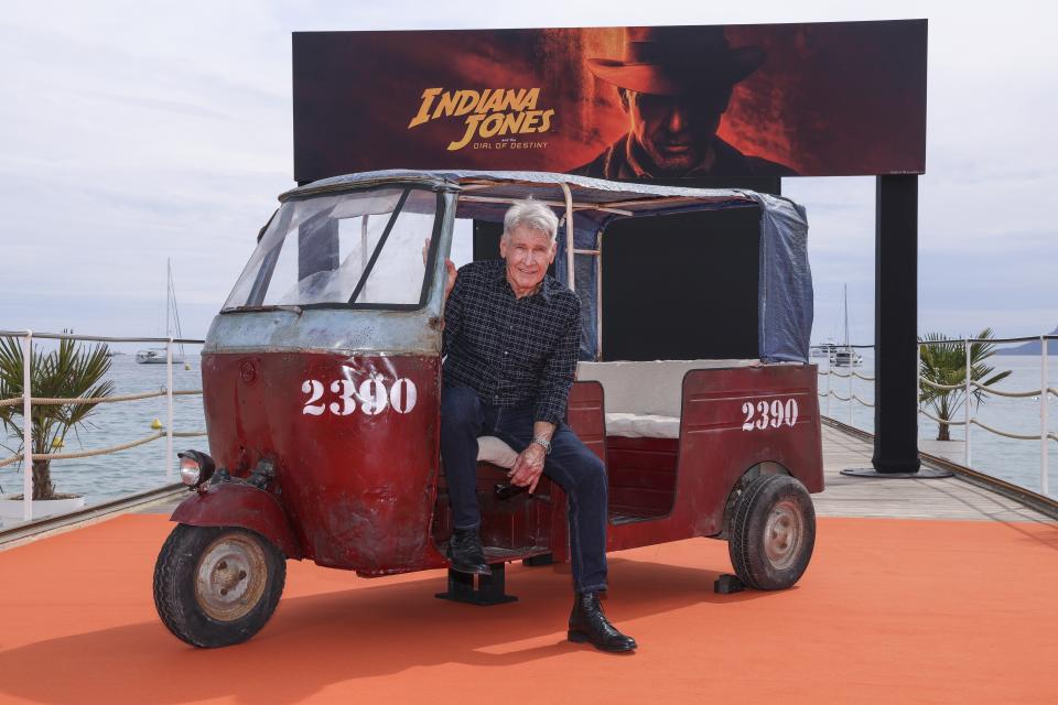 Harrison Ford posa para los fotógrafos en la sesión fotográfica de la película 'Indiana Jones and the Dial of Destiny' en la 76a edición del festival internacional de cine de Cannes, en el sur de Francia, el jueves 18 de mayo de 2023. (Foto Vianney Le Caer/Invision/AP)