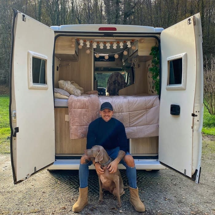 Rubén Torres de aventura junto a su perro