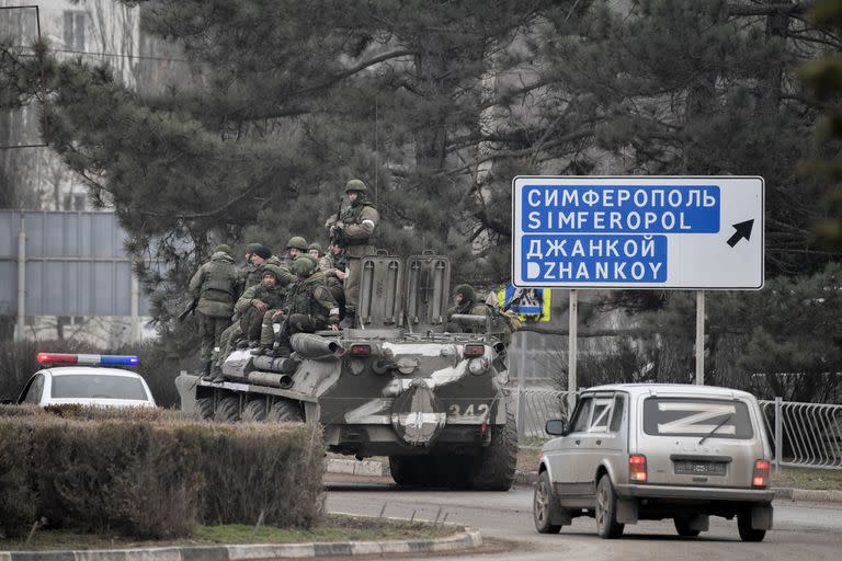 25/02/2022 Militares rusos montan un tanque en Armyansk, en el norte de Crimea. POLITICA Konstantin Mihalchevskiy / Sputnik / ContactoPhoto