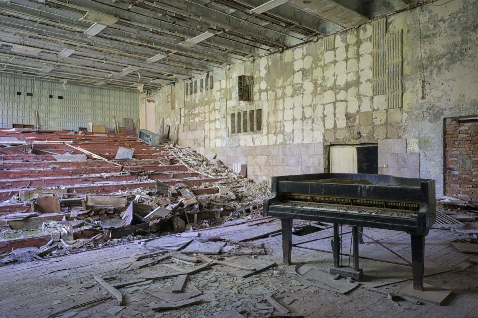 <p>A piano in Ukraine. (Photo: Romain Thiery/Caters News) </p>