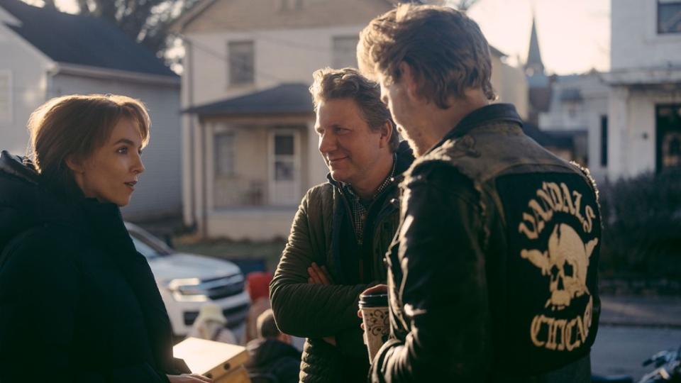 (L-R): Jodie Comer as Kathy, Director Jeff Nichols, and Austin Butler as Benny on the set of 20th Century Studios' THE BIKERIDERS. Photo by Kyle Kaplan. © 2023 20th Century Studios. All Rights Reserved.