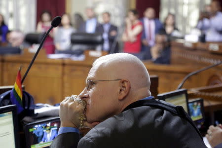 Councilmember Mike Bonin listens as the Los Angeles City Council prepares to vote on a proposal to raise the minimum wage to $15.00 per hour in Los Angeles, California June 3, 2015. REUTERS/Jonathan Alcorn