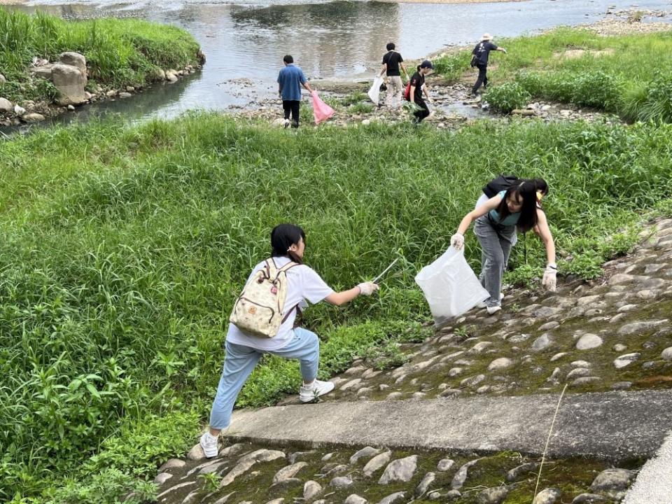 《圖說》學員到三峽河淨溪，用實際行動守護環境。〈環保局提供〉