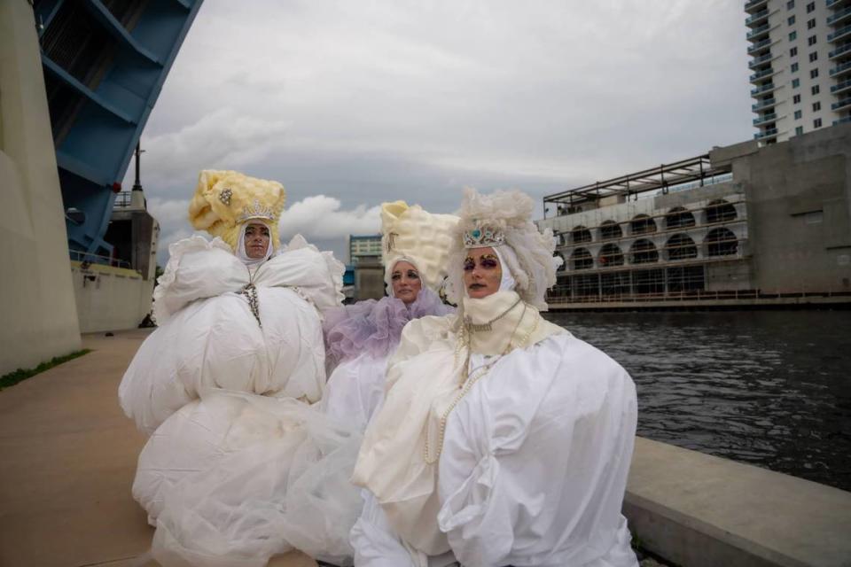 El nuevo empeño danzario de brigid baker wholeproject tiene su raíz en el ser humano y su panorama de emociones. De izquierda a derecha: Isaiah González, Amy Trieger y Meredith Barton. 