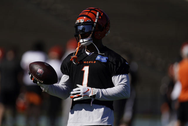 EAST RUTHERFORD, NJ - SEPTEMBER 25: Cincinnati Bengals wide receiver  Ja'Marr Chase (1) runs during the National Football League game between the  New York Jets and the Cincinnati Bengals on September 25