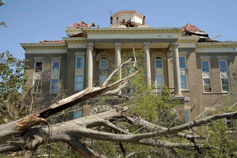 位於羅靈福克（Rolling Fork）的夏基縣法院（Sharkey County Courthouse）也遭到重創。（圖／達志／美聯社）