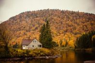 <p>A lone cabin sits on the edge of a lake in Québec, Canada.</p>