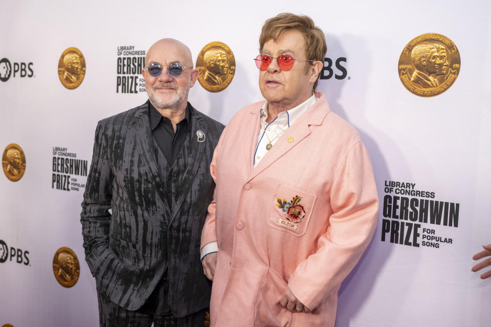 Bernie Taupin, izquierda, y Elton John llegan a la ceremonia y concierto del Premio Gershwin a la Canción Popular 2024 de la Biblioteca del Congreso en honor a John y Taupin en el DAR Constitution Hall el miércoles 20 de marzo de 2024, en Washington. (Foto AP/Kevin Wolf)