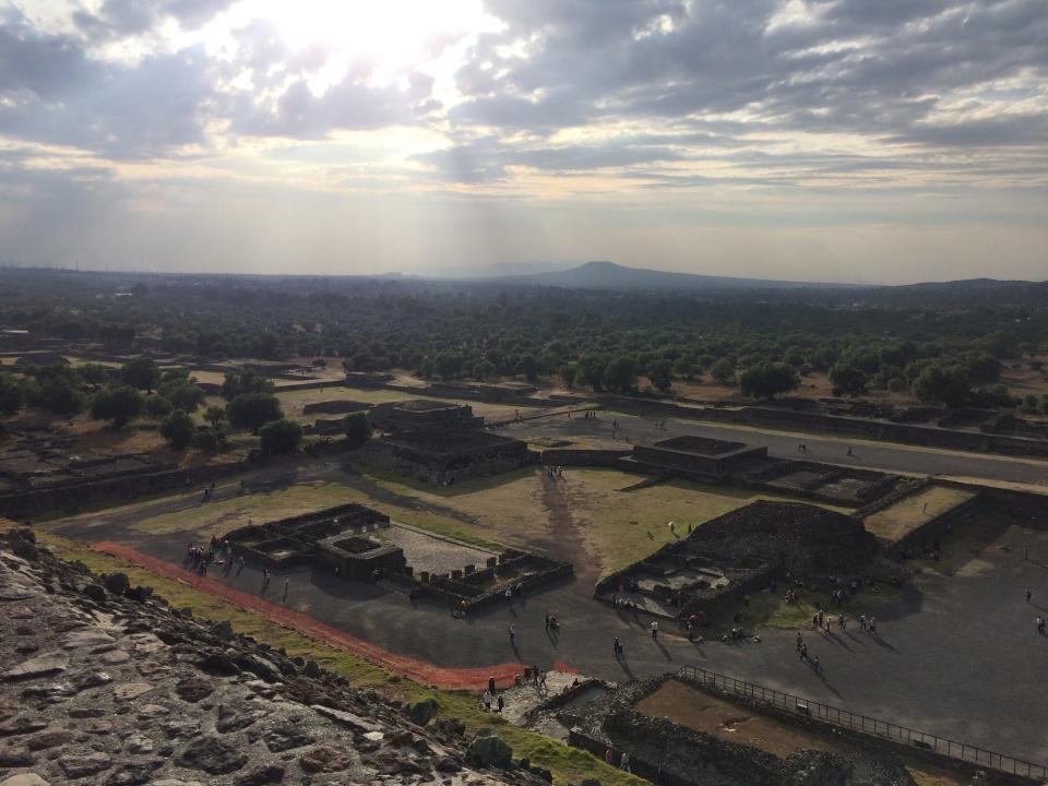 Panoramic view of the Teotihuacán pyramids on an overcast day in CDMX