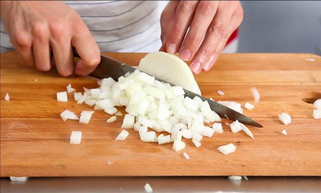 How to Chop an Onion (with Video)