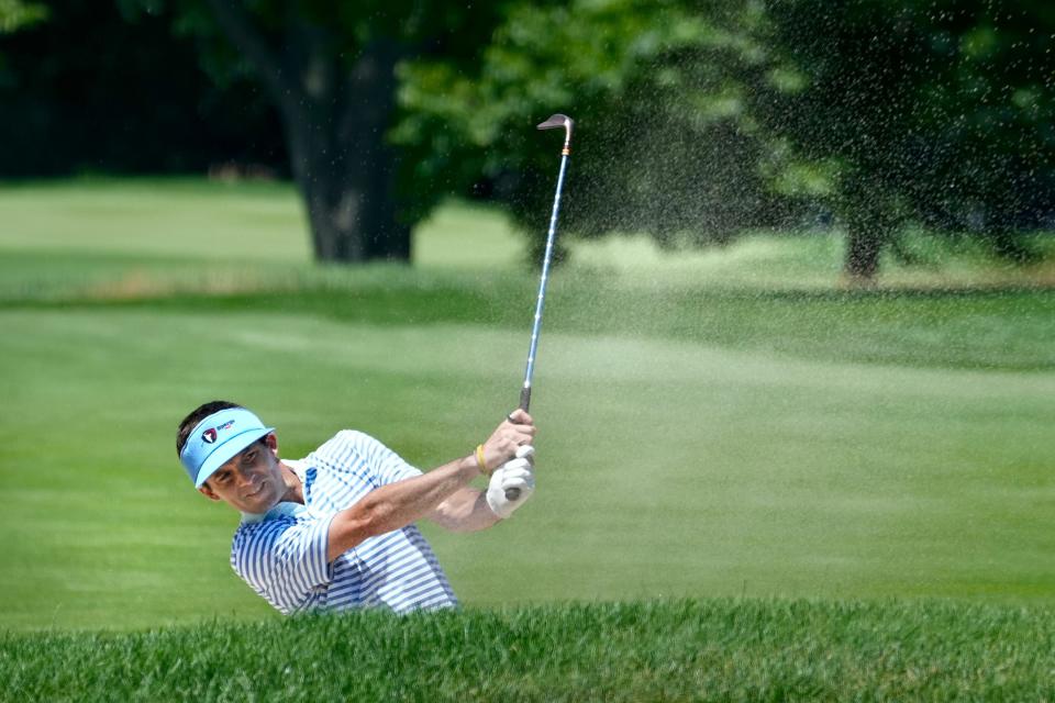 Jonathan Pannone, un ex golfista profesional cuyo estatus de amateur ha sido restaurado, realiza un chip desde una trampa de arena en el hoyo 14 en el Warwick Country Club durante la ronda de apertura del RI Amateur el lunes.