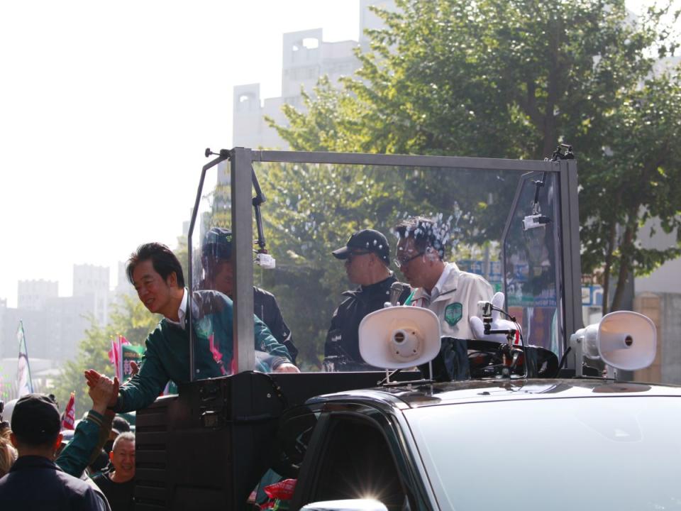 賴清德在路上車隊台中陪同莊競程掃街，經過東興市場時，民眾熱情簇擁，到中清路進化北路口時，則遭遇藍營議員路口喝倒采插曲。（圖：莊競程競總提供）