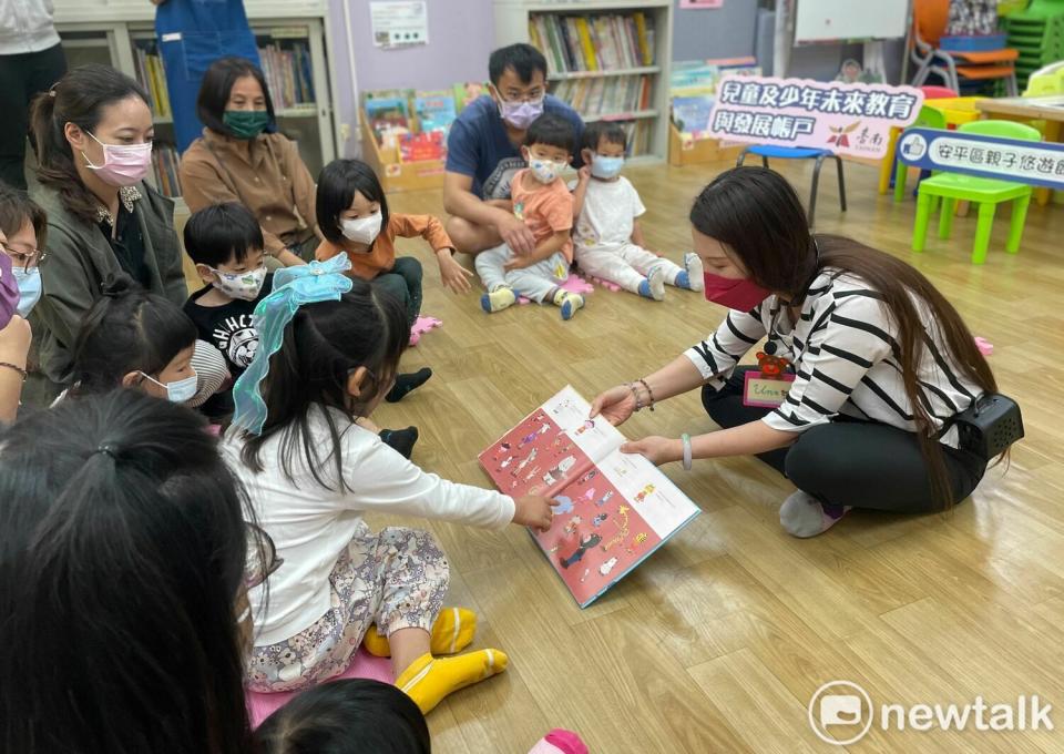 台南市社會局運用公彩盈餘基金及公彩回饋金，辦理弱勢家戶教育及培力課程等脫貧方案。其中「親子夢想故事營─兒童故事屋」培訓17名脫貧故事種子講師，在台南市立圖書館及安平親子悠遊館等地齊力接棒，陸續進行14場繪本說故事活動，以具有財務知識、情緒及品格教育、性別平等故事繪本為主題，陪伴親子共讀時光。   圖：台南市政府提供