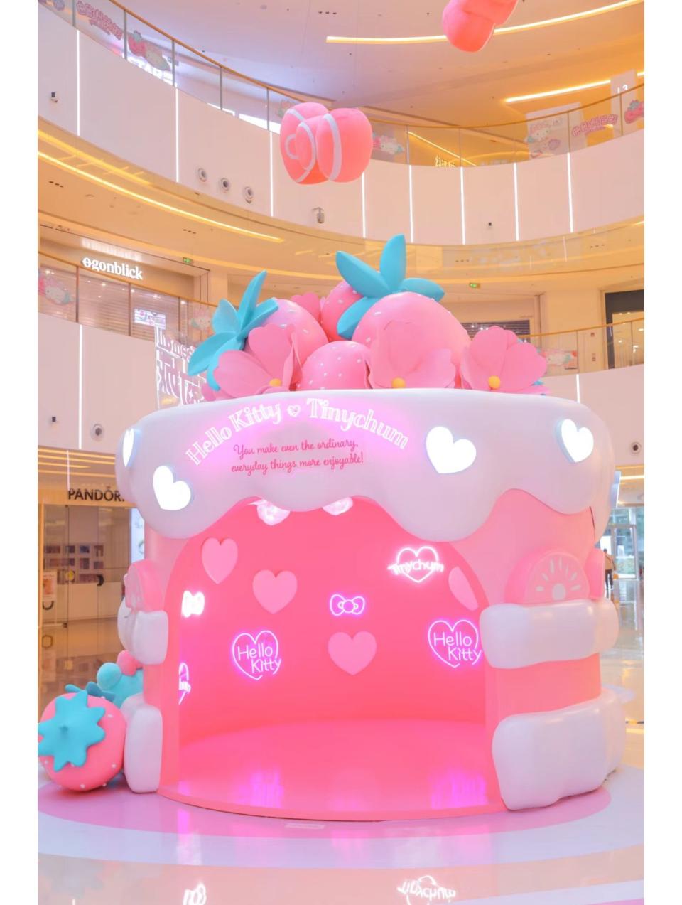 深圳旅遊｜羅湖區Hello Kitty甜茶派對展覽！4大粉色系打卡場景：5米高發光Hello Kitty、巨型蛋糕+滿天蝴蝶結 
