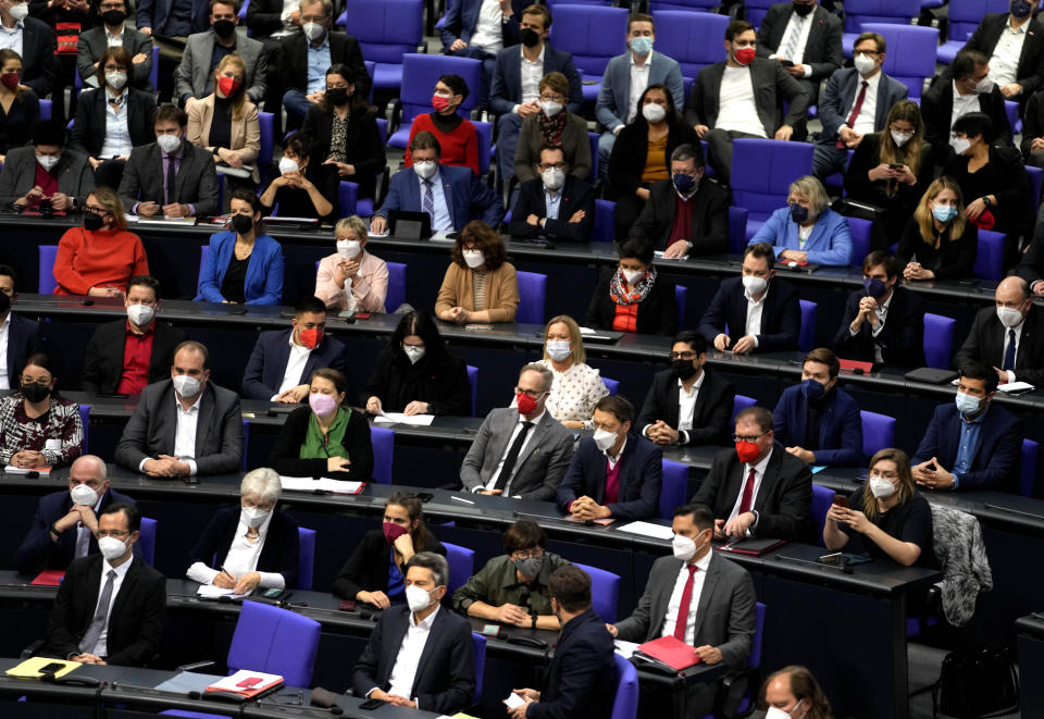 CORRECTS DATE -- Lawmakers wear face mask as they attend a parliament Bundestag session about new measures to battle the coronavirus pandemic at the Reichstag building in Berlin, Germany, Thursday, Nov. 18, 2021. (AP Photo/Markus Schreiber)