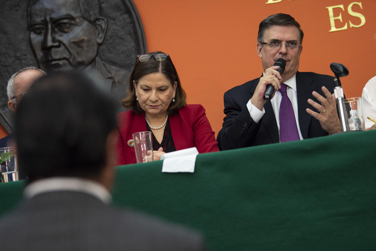 La exembajadora de México en EEUU, Martha Bárcena Coqui y el secretario de Relaciones Exteriores, Marcelo Ebrard Casaubón en una imagen de archivo de 2019  | Foto: ERIC BARADAT/AFP via Getty Images