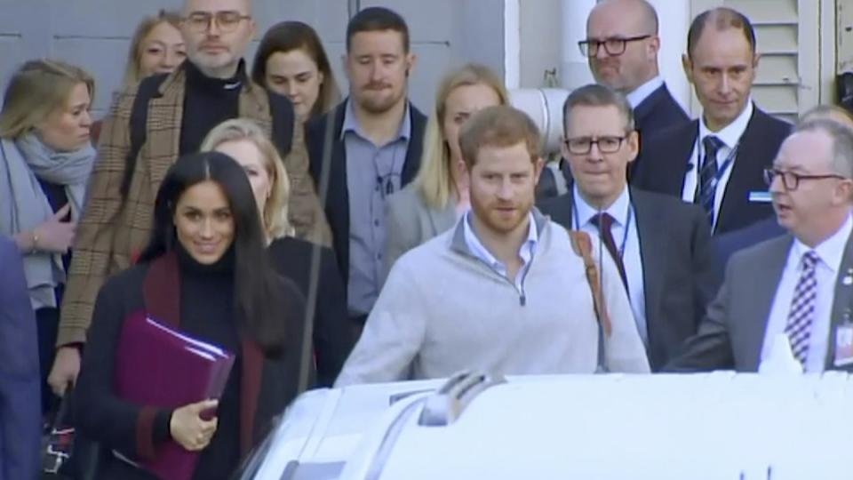 Prinz Harry und seine Frau Meghan bei ihrer Ankunft in Sydney. Foto: Uncredited/Australian Pool/AP