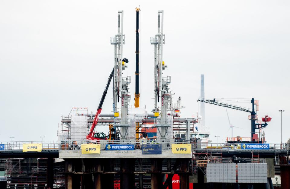 Das LNG-Terminal in Wilhelmshaven ist einsatzbereit. Bald soll das erste Schiff hier Flüssiggas entladen. - Copyright: picture alliance/dpa | Hauke-Christian Dittrich