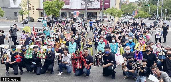 雲嘉嘉營劇場連線開幕大戲重磅登場，四縣市傑出布袋戲團體難得同框，拿出看家本領重磅演出。（記者李嘉祥攝）