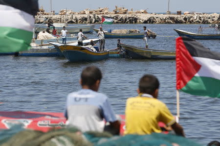 Palestinians take part in a protest against the Israeli blocking of a boat of foreign activists from reaching Gaza, at the Seaport of Gaza City June 29, 2015. REUTERS/Suhaib Salem